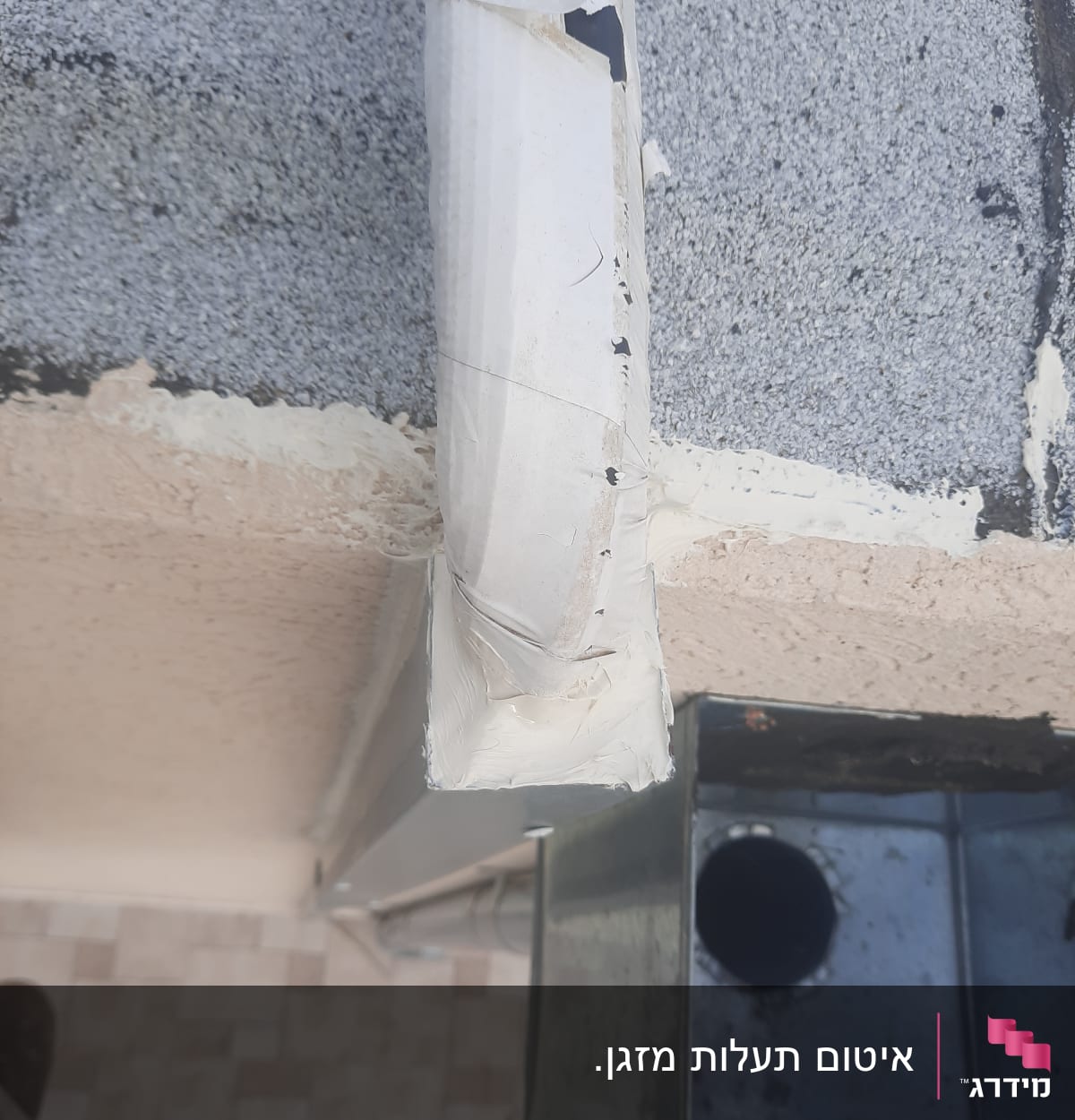איטום צינור עם חומר איטום לבן על קיר